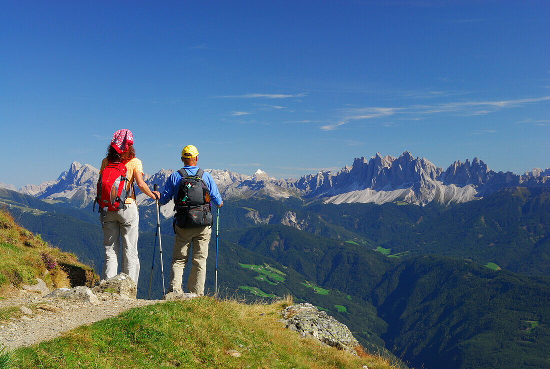 Paar auf Wanderweg mit Blick in die Dolomiten mit Peitlerkofel und Geislergruppe, Radlseehütte, Sarntaler Alpen, Südtirol, Italien