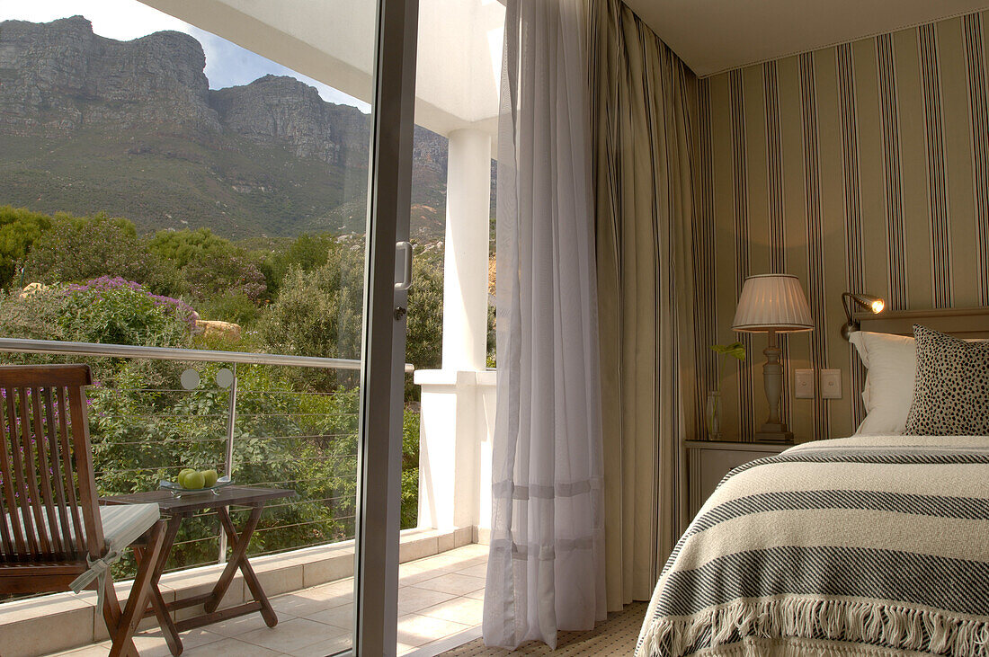 Zimmer im The Twelve Apostles Hotel mit Aussicht auf Berge, Kapstadt, Südafrika, Afrika