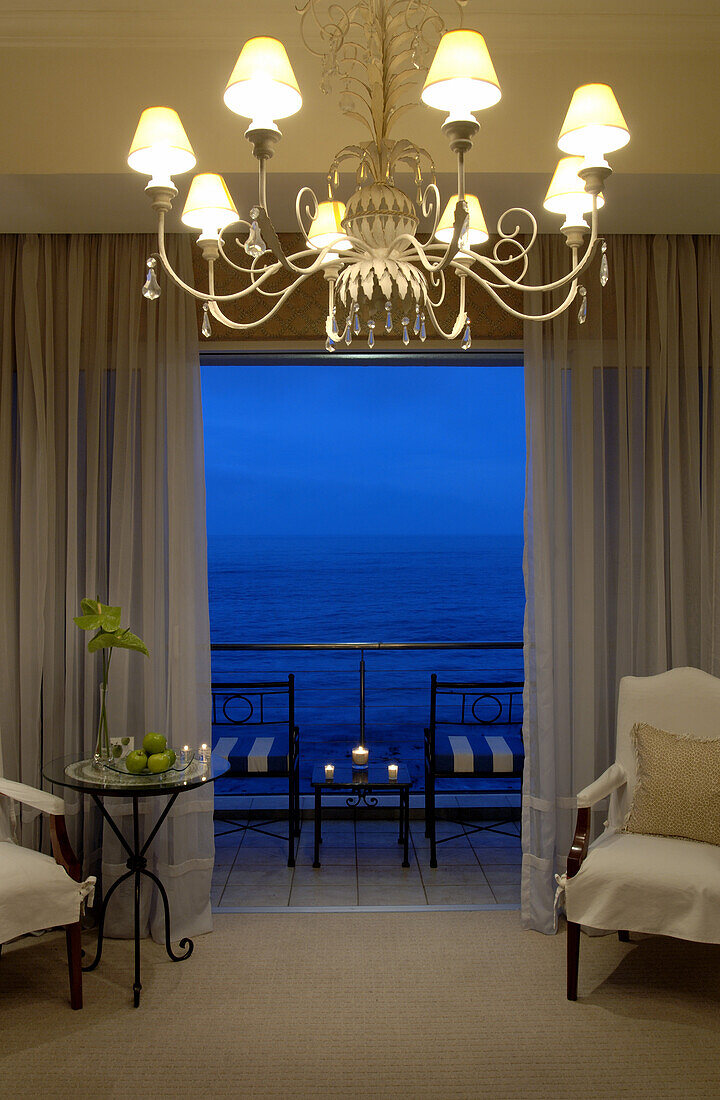 Innenansicht eines Zimmers im The Twelve Apostles Hotel mit Meerblick, Kapstadt, Südafrika, Aussicht, Balkon, Afrika