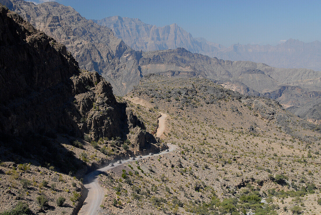 Autos auf einer einsamen Landstrasse in den Bergen, Al Hajar Berge, Oman, Asien