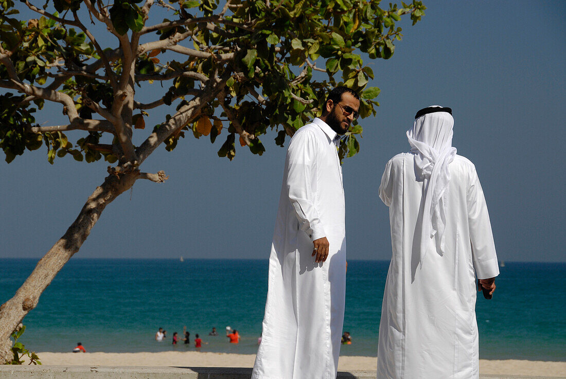 Zwei einheimische Männer vor dem Strand, Al Fujairah, Vereinigte Arabische Emirate
