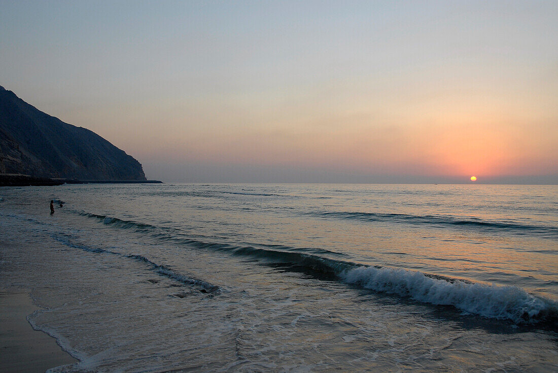 Blick vom Strand über das Meer bei Sonnenuntergang, Musandam, Oman, Asien