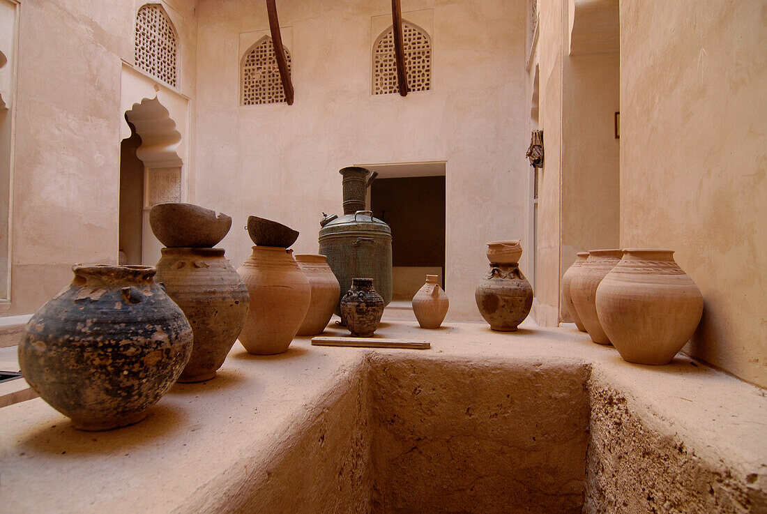 Tonkrüge im menschenleeren Innenhof des Fort Jabrin, Oman, Asien