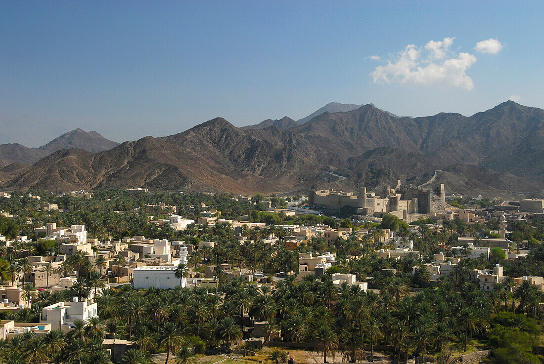 Blick auf die Oasenstadt Bahla und das Hisn Tamah Fort unter blauem Himmel, Oman, Asien