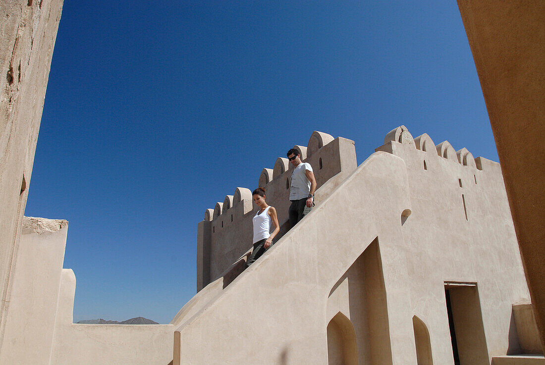 Menschen besichtigen das Fort Jabrin an einem sonnigen Tag, Fort Jabrin, Oman, Asien