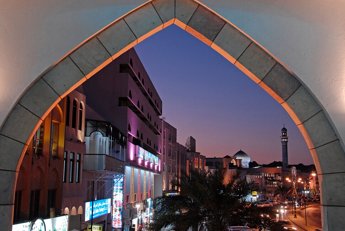 Blick durch ein Tor auf die beleuchteten Häuser im Stadtteil Matrah, Maskat, Oman, Asien