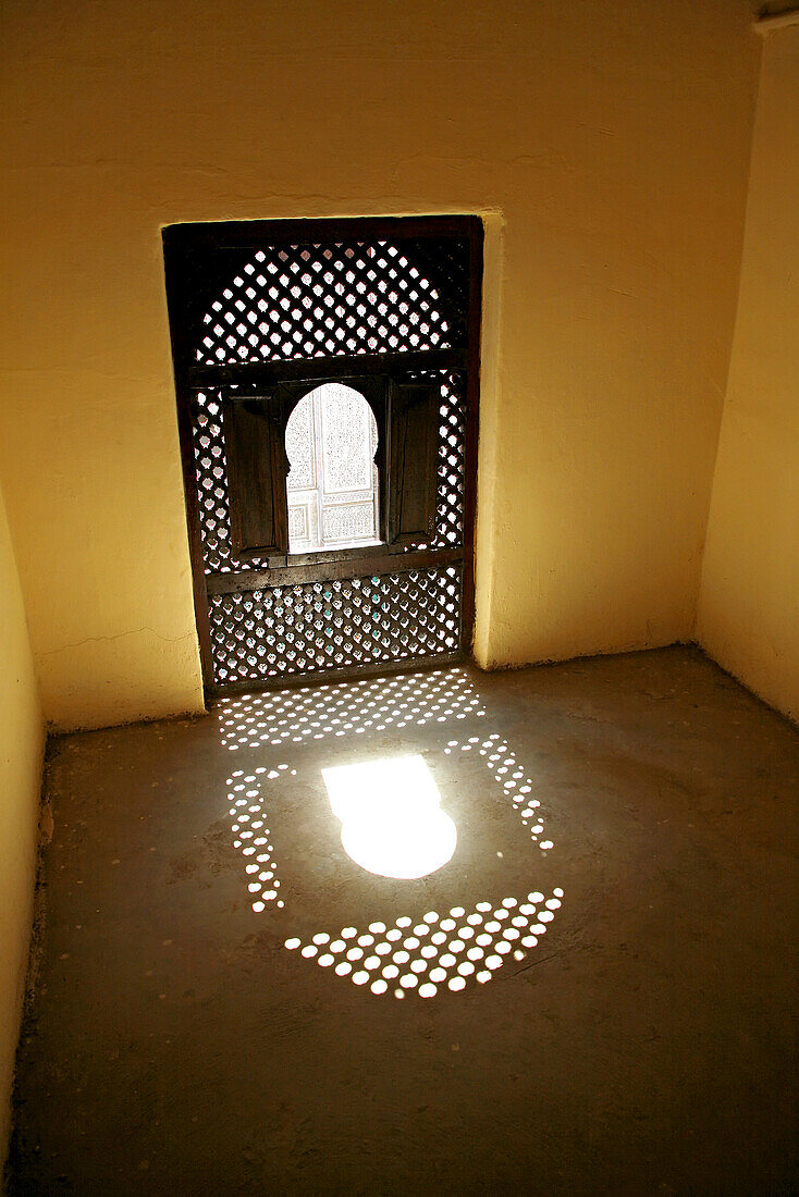 Fenster in einer Koranschule in Meknès, Marokko, Afrika