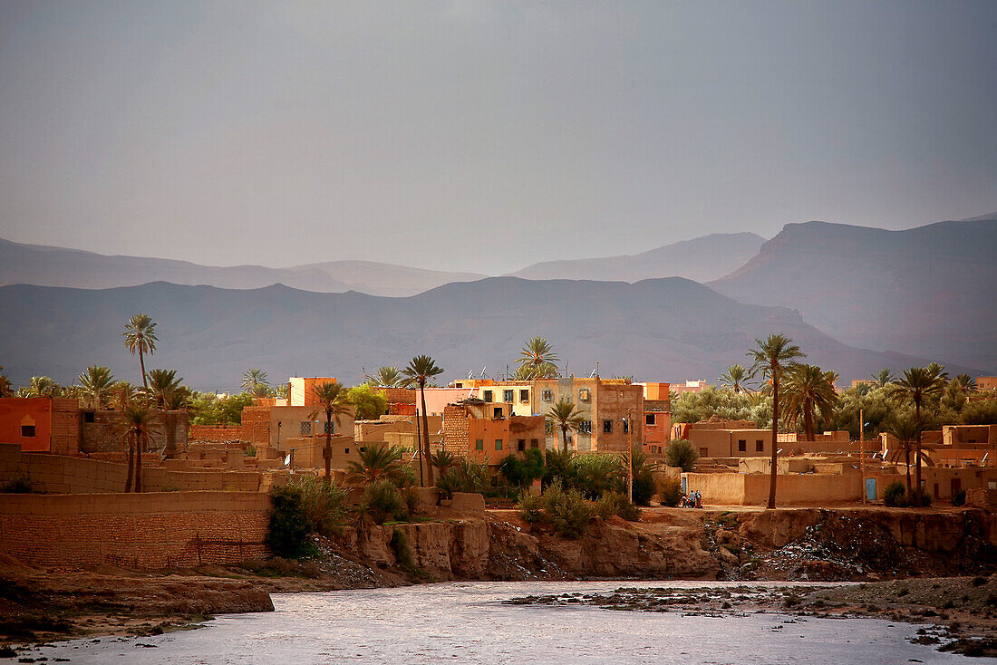 Die Stadt Er-Rachidia an einem Fluss, Atlasgebirge, Marokko, Afrika
