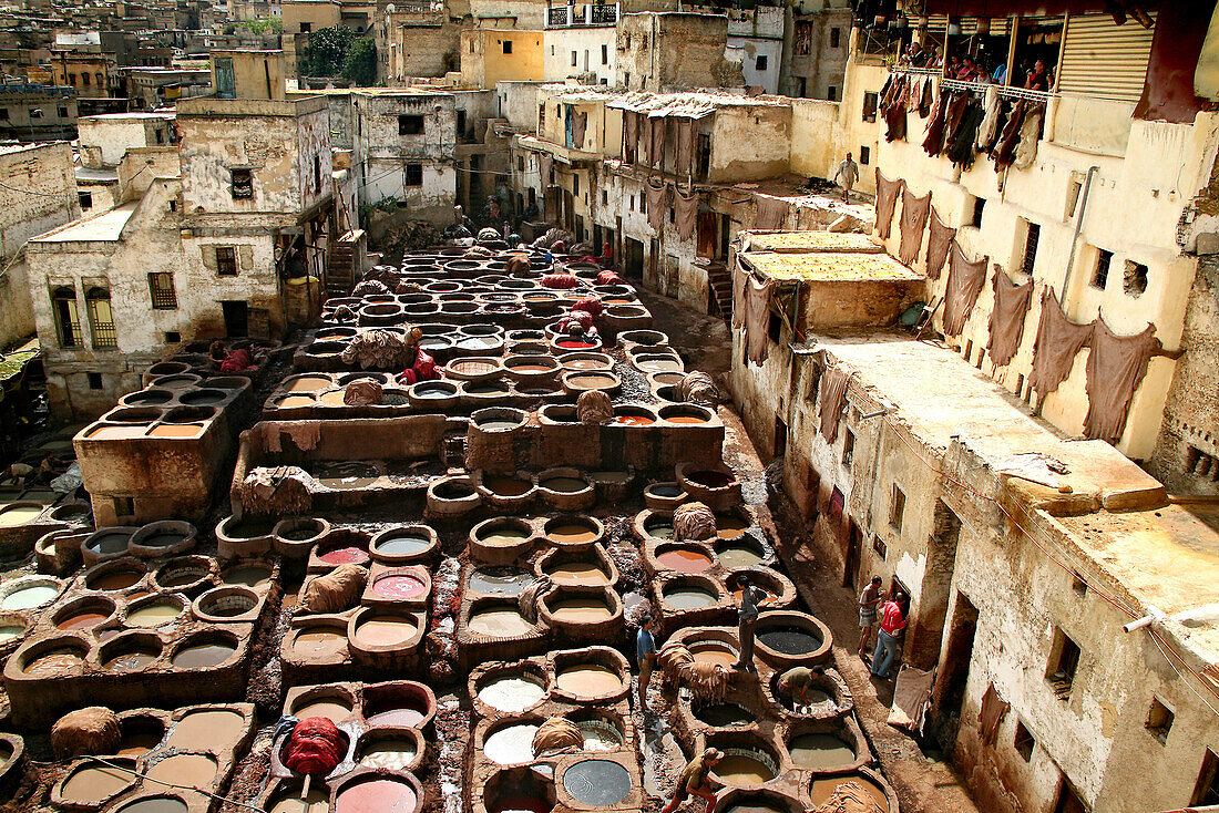 Blick auf eine Gerberei im Gerberviertel Chouwara in der Medina von Fès, Marokko, Afrika