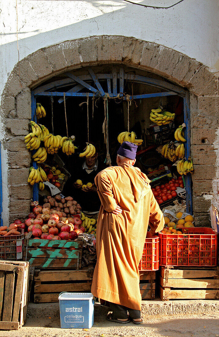 Marokkanischer Mann vor einem Obstladen in Essaouira, Marokko, Afrika
