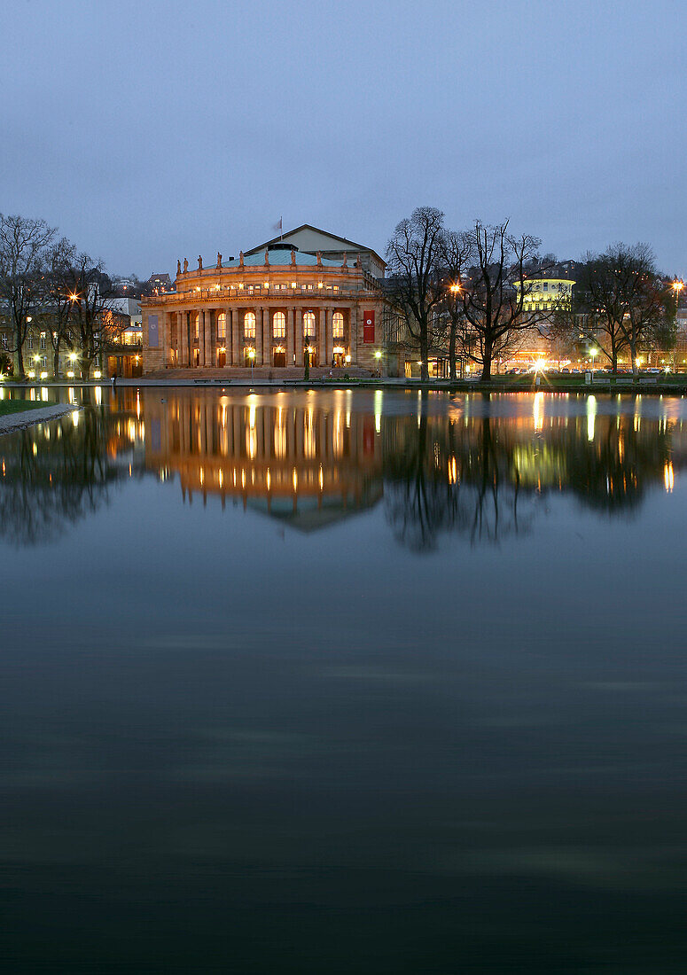 Blick über den Eckensee zum Opernhaus im Oberen Schlossgarten bei Nacht, Stuttgart, Baden-Württemberg, Deutschland