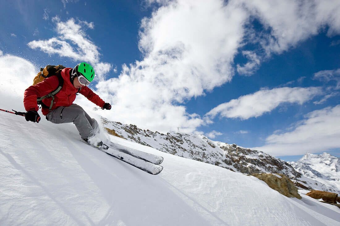 Ein junger Mann, ein Skifahrer, ein Freerider am Stockhorn, Zermatt, Wallis, Schweiz, MR