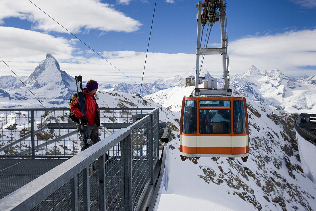 Skifahrer wartet auf Seilbahn, Stockhorn, Zermatt, Kanton Wallis, Schweiz