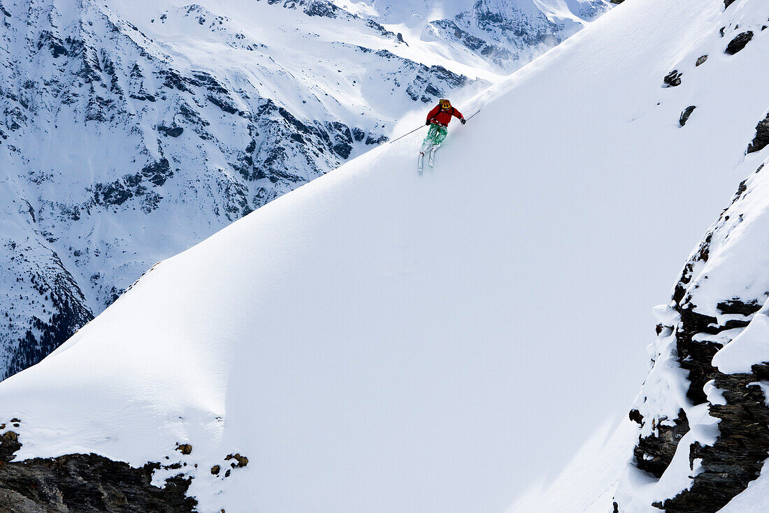 Domaine de Freeride, Zinal, Ein junger Mann, ein Skifahrer fährt im Tiefschnee, Wallis, Valais, Schweiz, Alpen, Freeride, MR