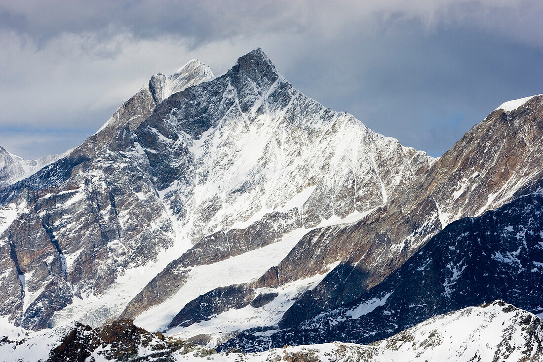 Die Viertausender Täschhorn, vorne, und Dom, Mischabelgruppe, Walliser Alpen, Wallis, Schweiz.