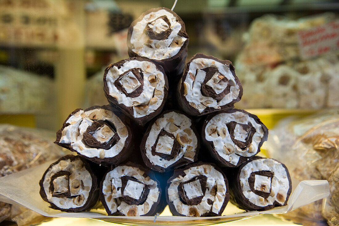 Dolci Gebäckstücke im Schaufenster einer Konditorei, Venedig, Venetien, Italien, Europa