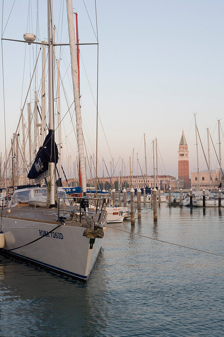 San Giorgio Jachthafen mit Campanile di San Marco Turm, Venedig, Venetien, Italien, Europa