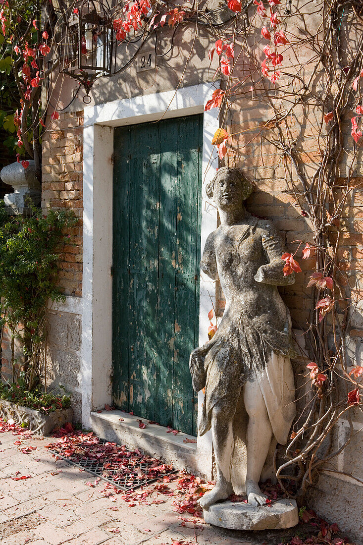 Skulptur und Reben, Torcello, Venetien, Italien, Europa