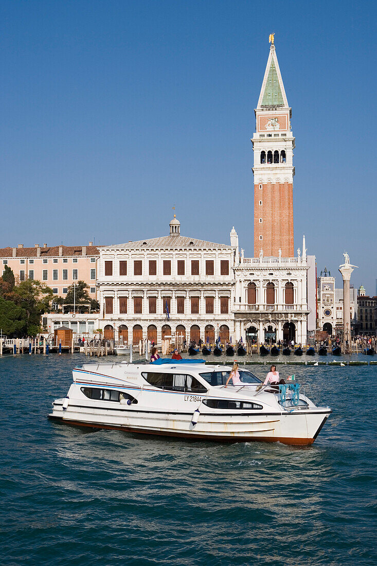 Le Boat Magnifique Hausboot vor Campanile di San Marco Turm, Venedig, Venetien, Italien, Europa