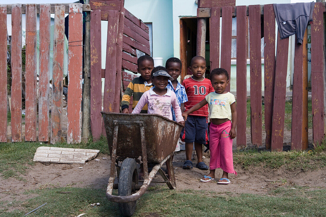 Kinder mit Schubkarre (nach dem Prinzip: Bis zum Eröffnungsspiel der FIFA Fußball Weltmeisterschaft 2010 werden die Stadien schon fertig), Walmer Township, Port Elizabeth, Eastern Cape, Südafrika, Afrika