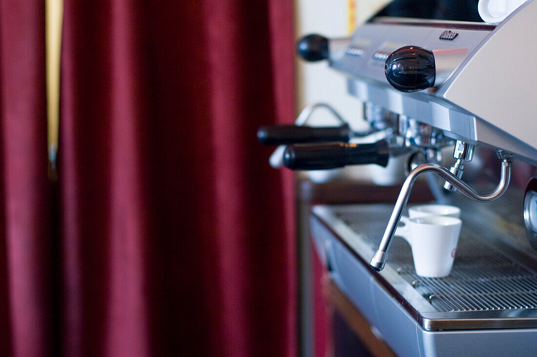 Espressomaschine und Espressotassen in einem Café, Ingolstadt, Bayern, Deutschland