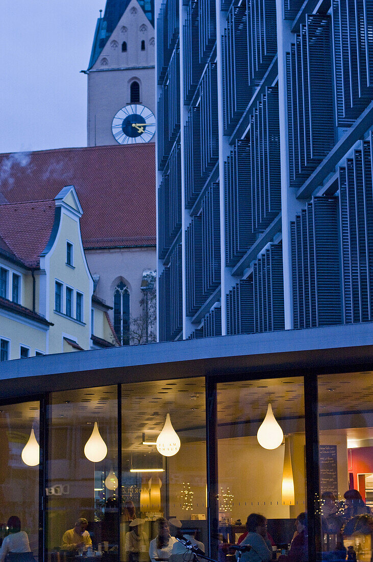 Café Moritz in der Dämmerung, Ingolstadt, Bayern, Deutschland