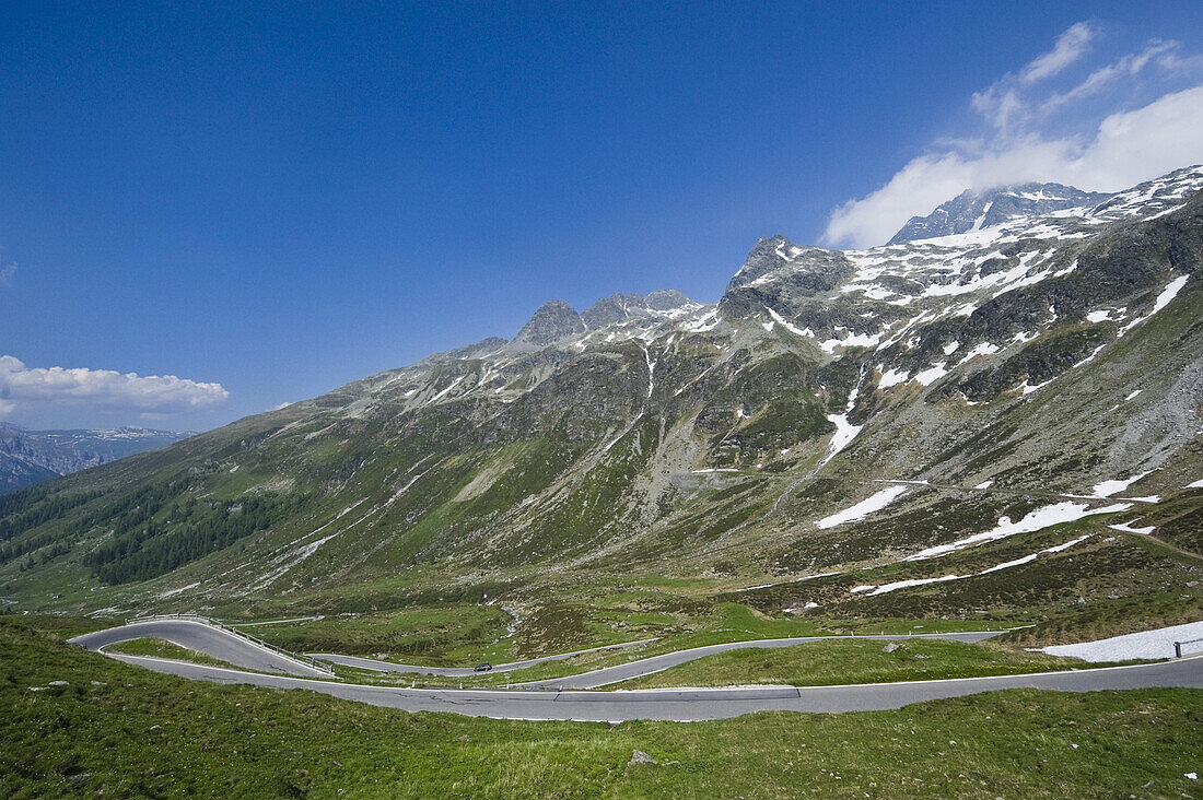 Berglandschaft mit Bergpass, Straße durch die Berge, St. Gotthard, Schweiz