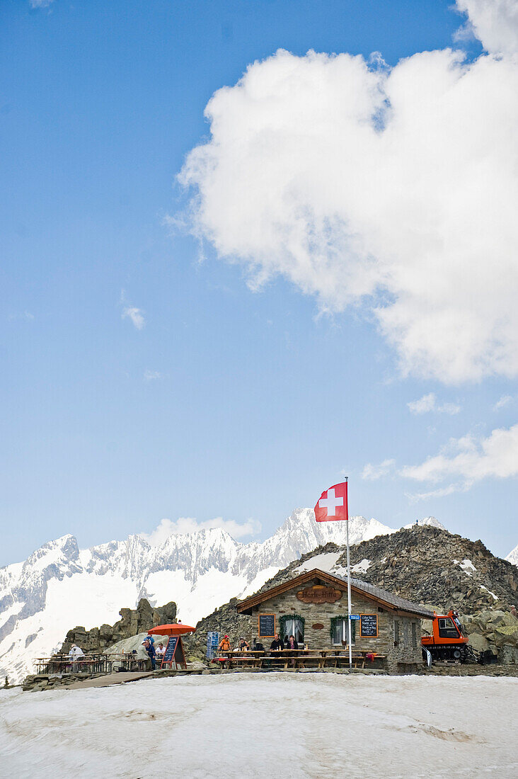 Hütte auf einem Berg, Schweizerflagge, St. Gotthard, Schweiz