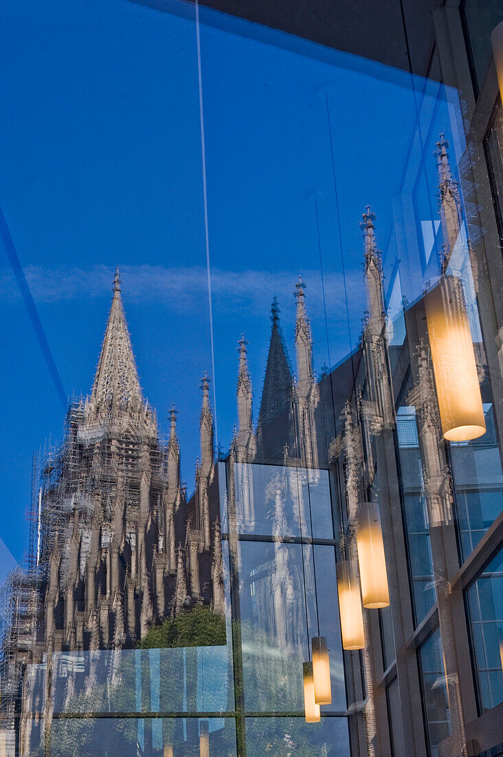 Spiegelung im Glas, Kirche spiegelt sich im Fenster, Ulm, Baden Württemberg, Deutschland