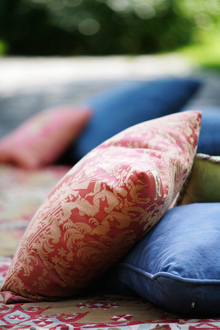 Colorful pillows in the garden remind you to rest a bit