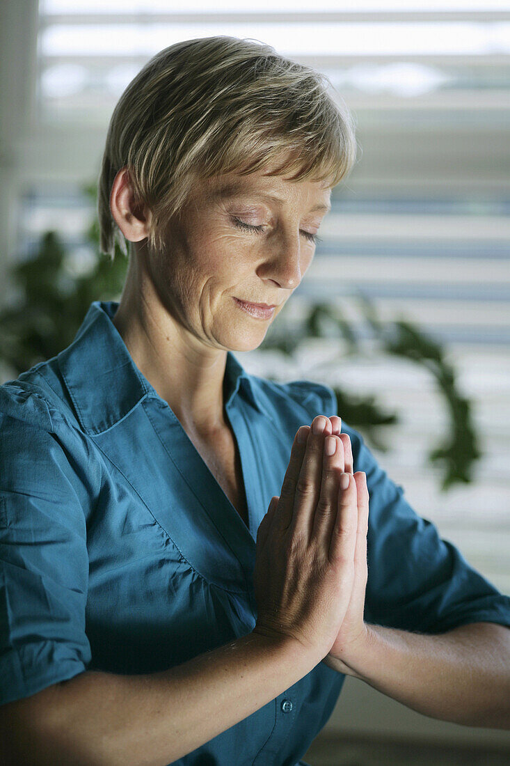 Ältere Frau meditiert