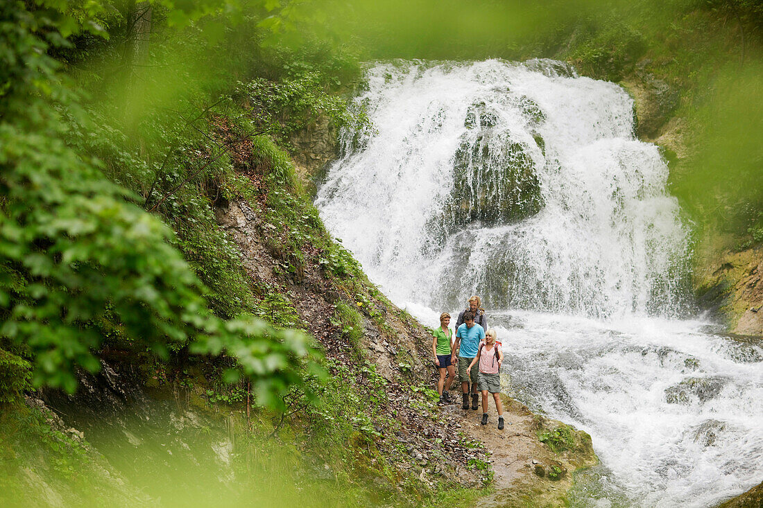 Wanderer an einem Wasserfall, Werdenfelser Land, Bayern, Deutschland
