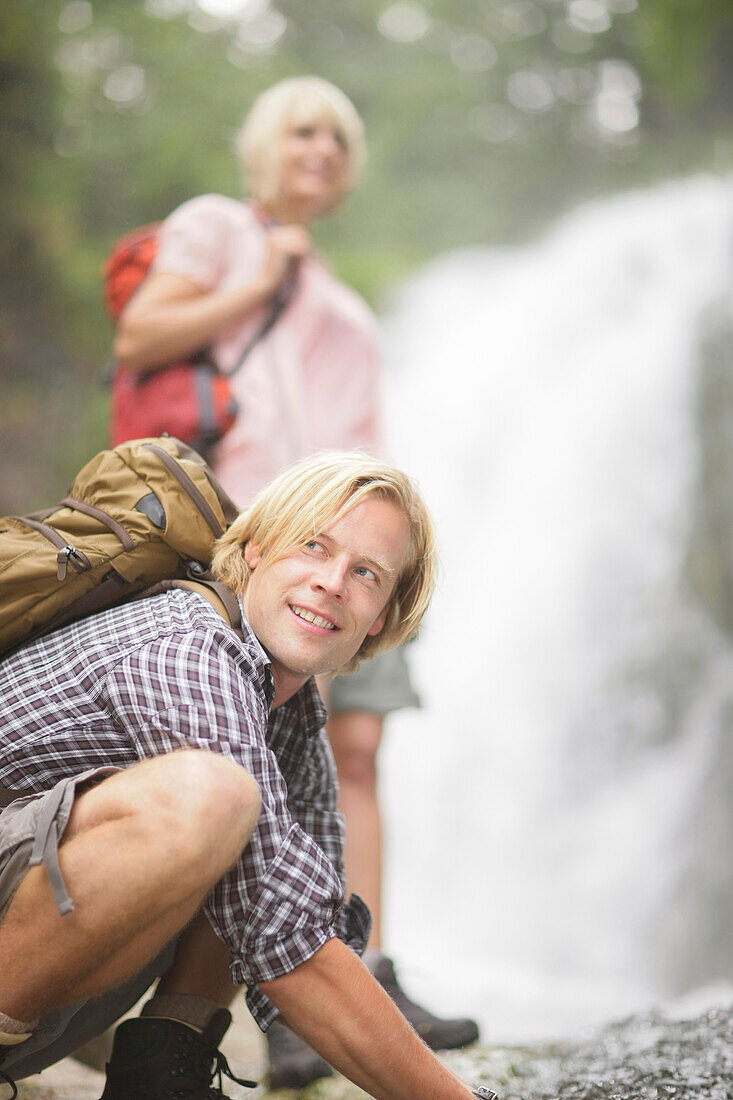 Wanderer an einem Wasserfall, Werdenfelser Land, Bayern, Deutschland