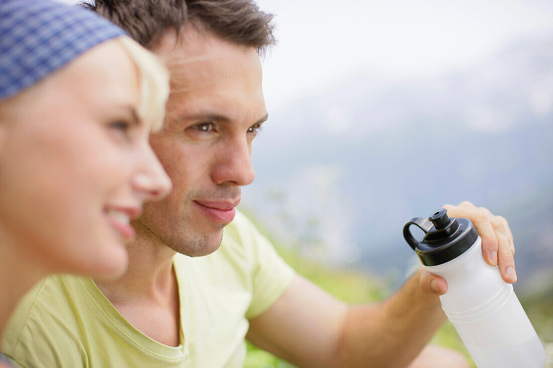 Junges Paar beim Picknick, Werdenfelser Land, Bayern, Deutschland