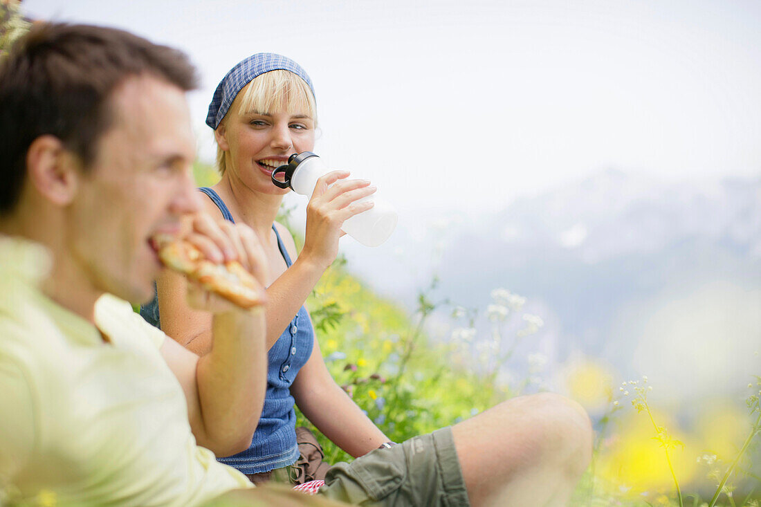 Junges Paar beim Picknick, Werdenfelser Land, Bayern, Deutschland