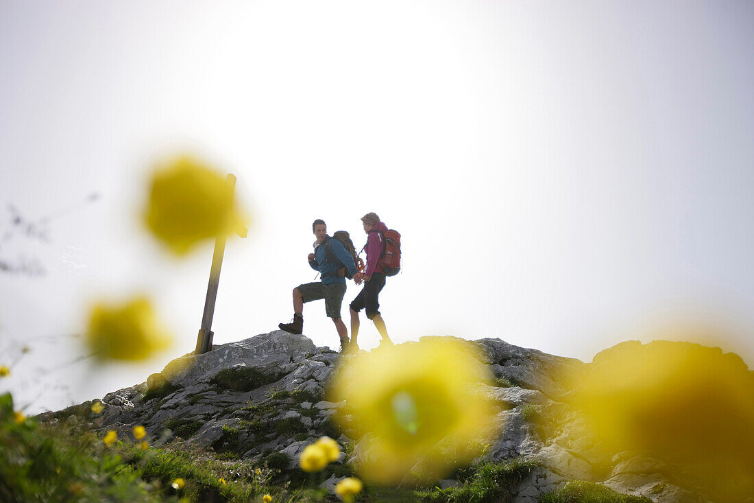 Paar erreicht Gipfelkreuz, Werdenfelser Land, Bayern, Deutschland