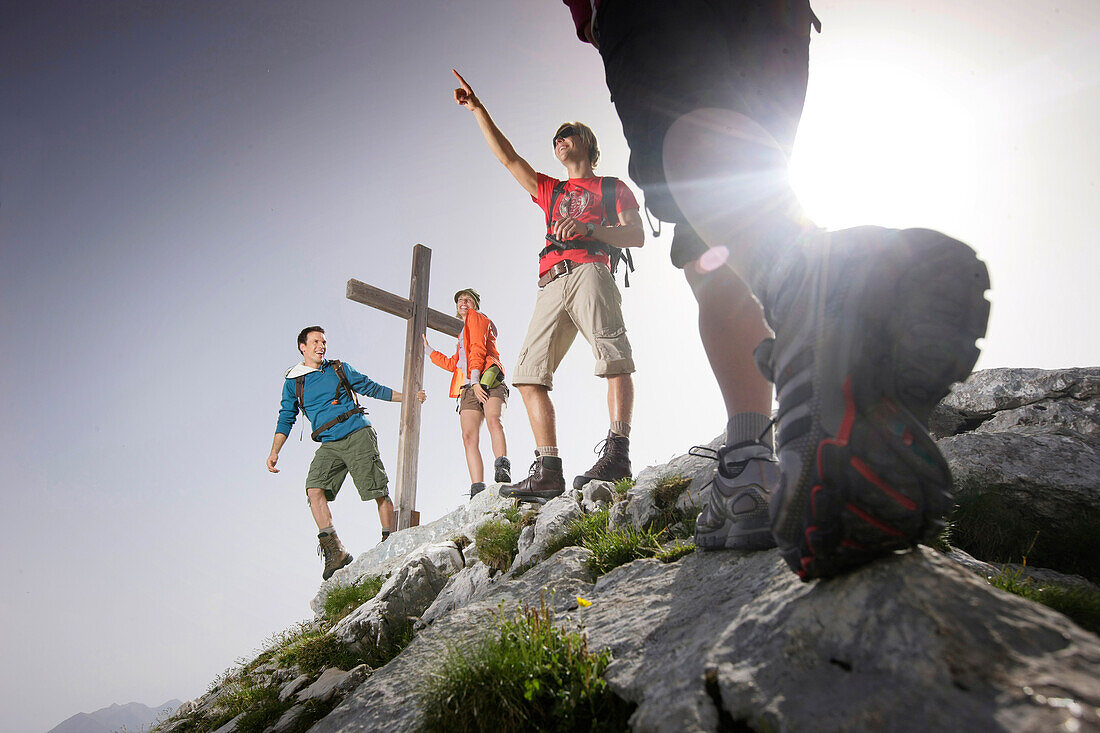 Wanderer erreichen Gipfelkreuz, Wettersteingebirge, Bayern, Deutschland