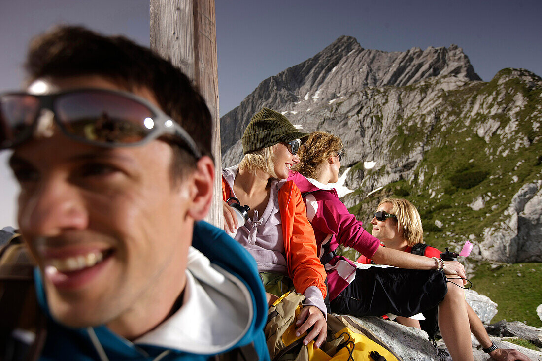 Gruppe Wanderer rastet, Wettersteingebirge, Bayern, Deutschland