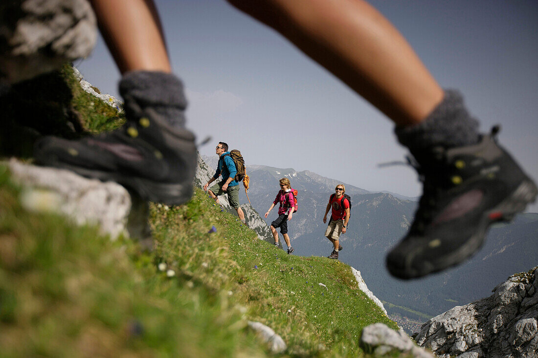 Wanderer beim Aufstieg, Wettersteingebirge, Bayern, Deutschland