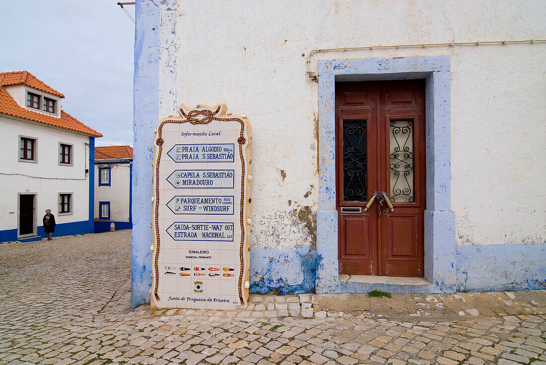 Wegweiser vor einem Gebäude, Historisches, altes Fischerdorf, Ericeira, Portugal