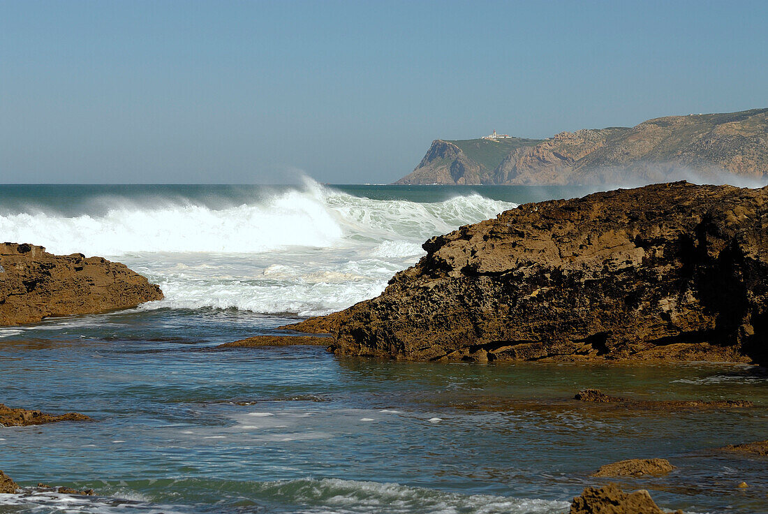 Wellen brechen an den Felsen, in der Nähe von Guincho Strand, Cabo da Roca, Costa de Lisboa, Region Lissabon, Estremadura, Portugal, Atlantik