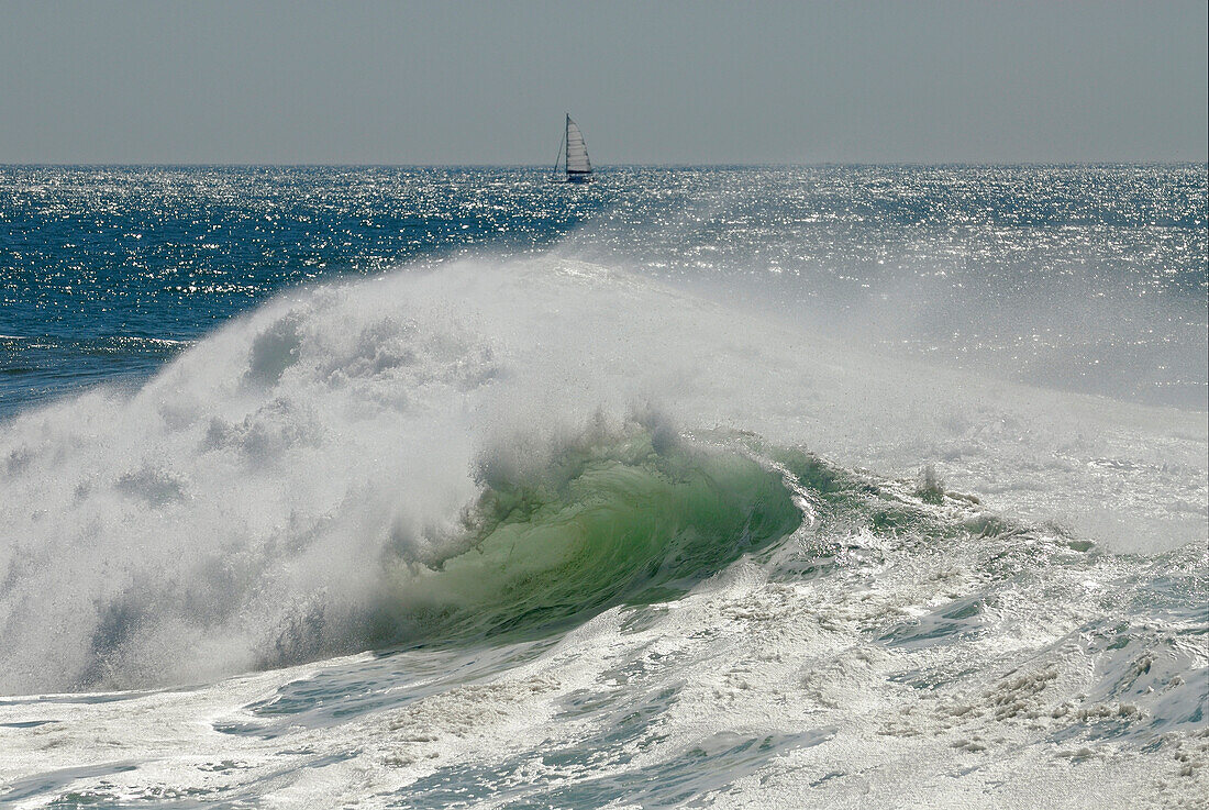 Wellen in der Nähe von Guincho Strand, Costa de Lisboa, Region Lissabon, Estremadura, Portugal, Atlantik