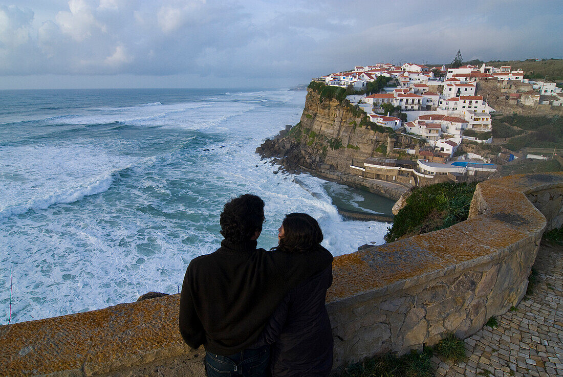 Paar betrachtet den Aussicht, Küstenstadt Azenhas do Mar oberhalb der Klippen, Costa de Lisboa, Region Lissabon, Estremadura, Portugal