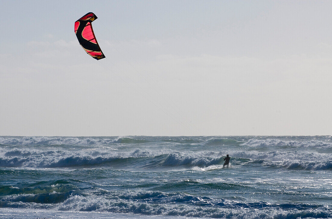 Kitesurfer auf Guincho Strand, Costa de Lisboa, Region Lissabon, Estremadura, Portugal