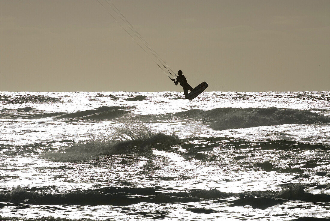 Kitesurfer auf Guincho Strand, Costa de Lisboa, Region Lissabon, Estremadura, Portugal