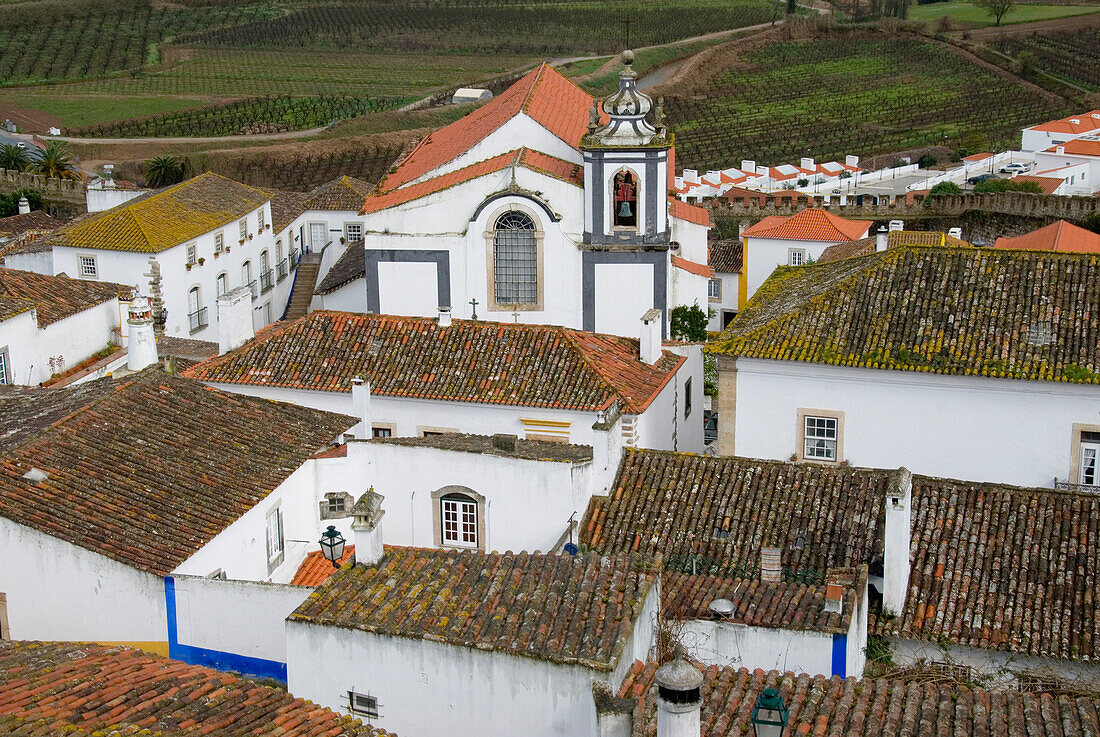 Obidos Stadt mit Stadtmauer und Kirche, Obidos, Leiria, Estremadura, Portugal