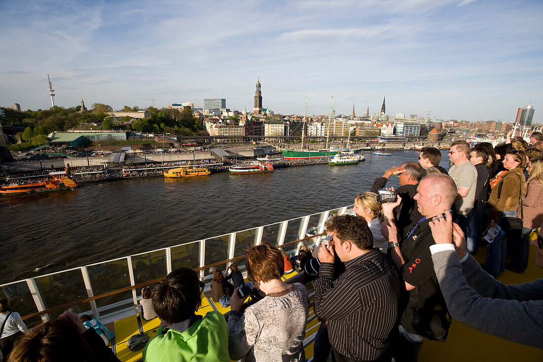 Menschen auf einem Kreuzfahrtschiff fotografieren den Hafen, Hamburg, Deutschland