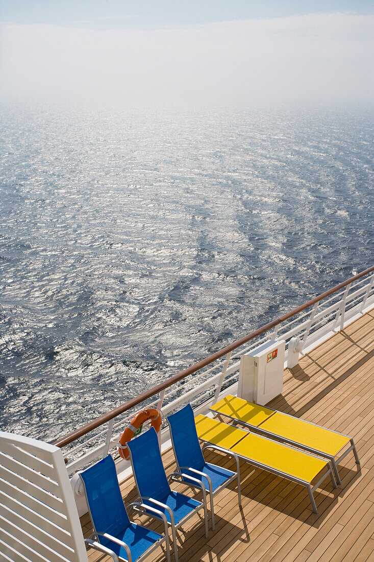 Sonnenliegen auf dem menschenleeren Deck des Kreuzfahrtschiffs Aidadiva