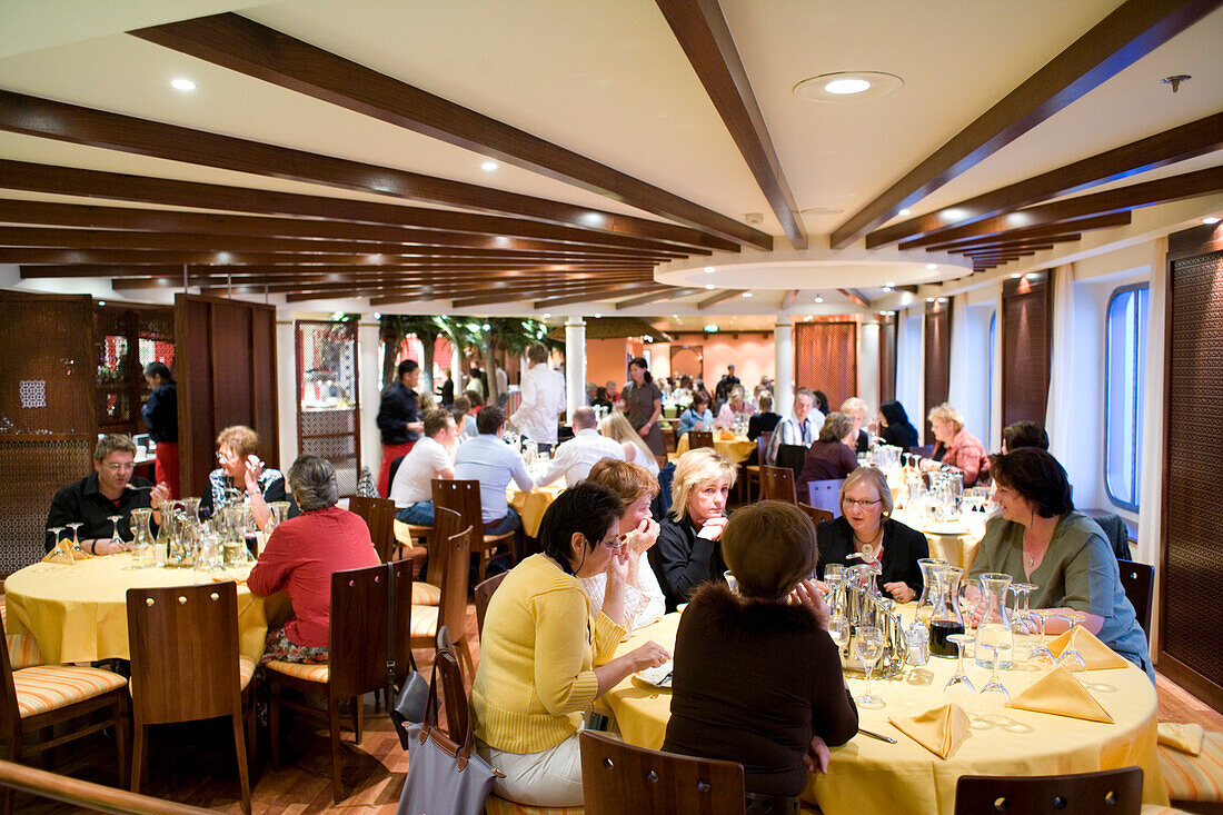 Menschen sitzen im Restaurant des Kreuzfahrtschiffs Aidadiva