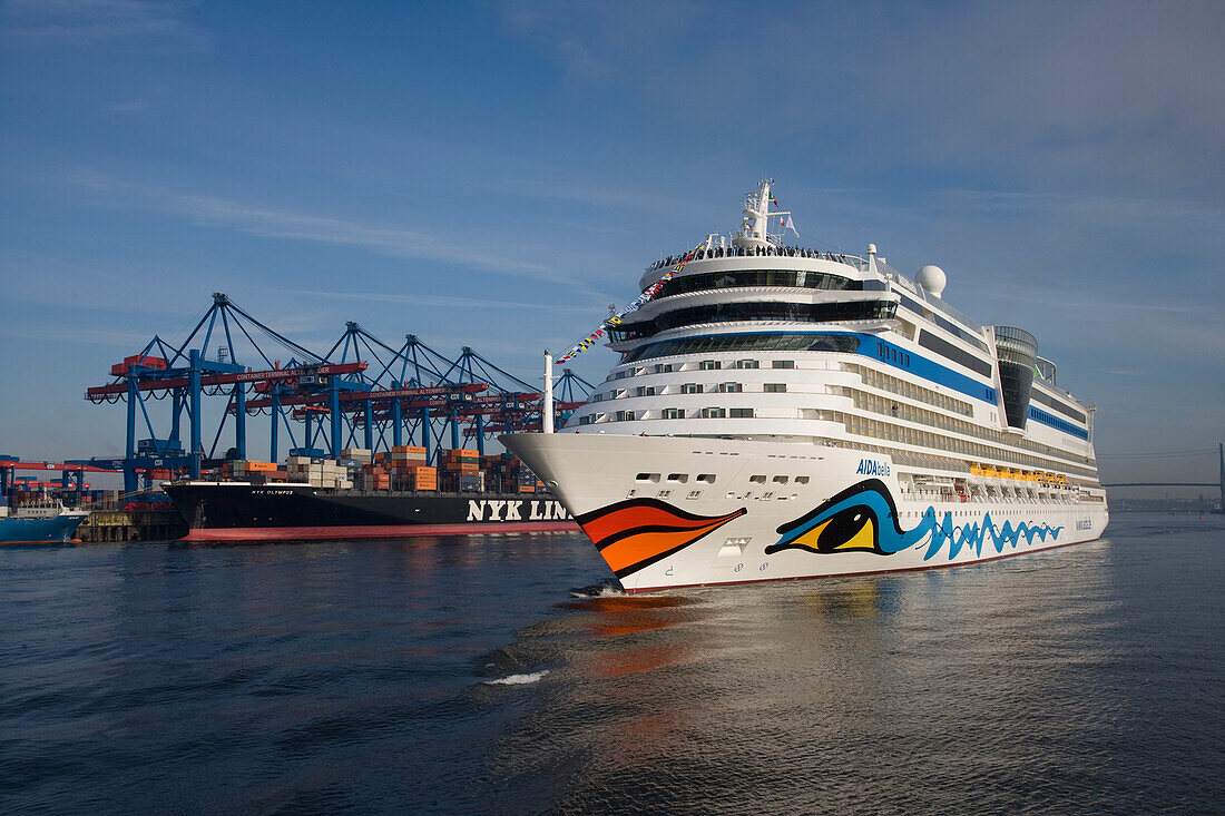 Das Kreuzfahrtschiff AIDAbella fährt auf der Elbe, Hamburg, Deutschland